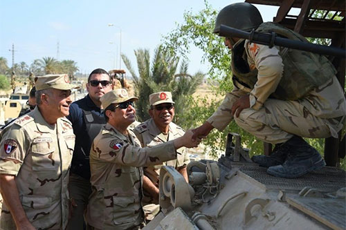El presidente de Egipto Abdel Fattah al Sisi saluda a miembros de las fuerzas de seguridad Egipto anuncia haber matado al jefe de la rama egipcia de Daesh